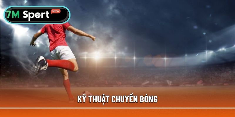 Chuyền bóng là kỹ thuật cơ bản trong cách chơi bóng đá cỏ